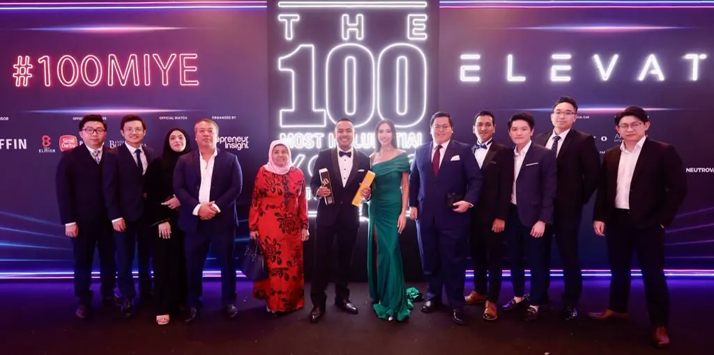 Izmir Mujab receiving an entrepreneurial recognition in Malaysia